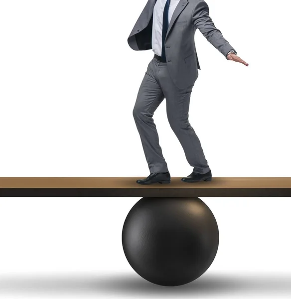 Homme d'affaires équilibrage sur la balançoire dans le concept d'incertitude — Photo