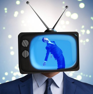 Televizyon bağımlısı bir adam.
