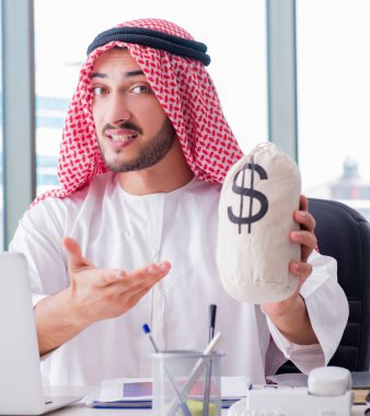 Ofiste çalışan Arap işadamı.