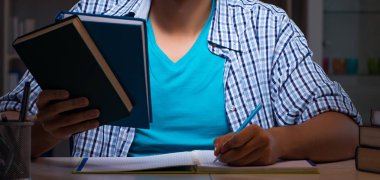 Sınavlara hazırlanan öğrenci gece geç saatte evde olacak.