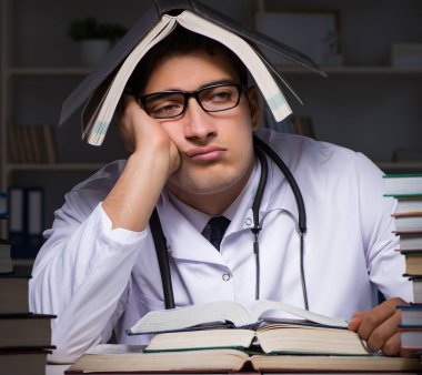 Geceleri üniversite sınavlarına hazırlanan bir tıp öğrencisi.