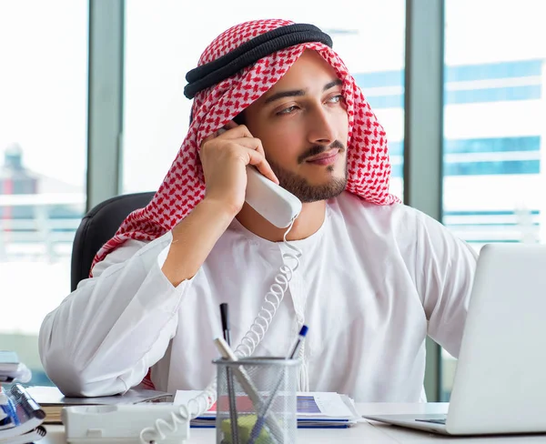 Homme d'affaires arabe travaillant dans le bureau — Photo