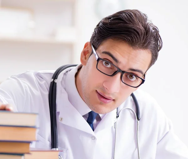 Medicinsk student som förbereder sig för universitetsprov — Stockfoto