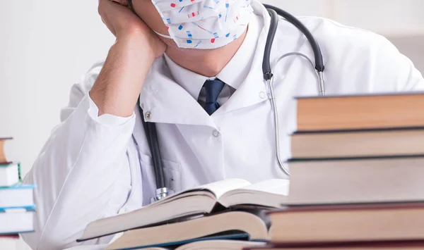 Подготовка студентов-медиков к экзаменам — стоковое фото