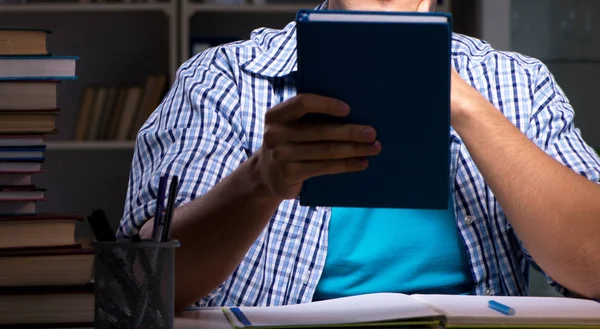 Estudiante preparándose para los exámenes tarde en la noche en casa — Foto de Stock