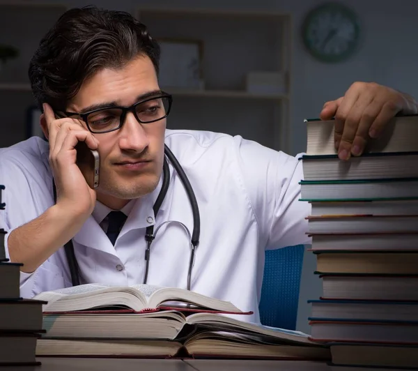 Medizinstudent bereitet sich nachts auf Uni-Prüfungen vor — Stockfoto