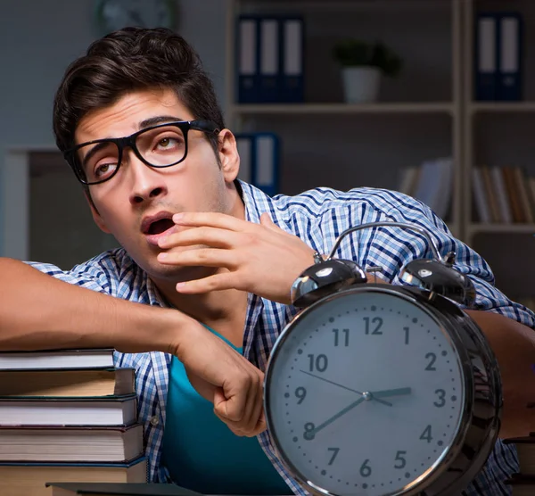 Student bereitet sich spät abends zu Hause auf Prüfungen vor — Stockfoto