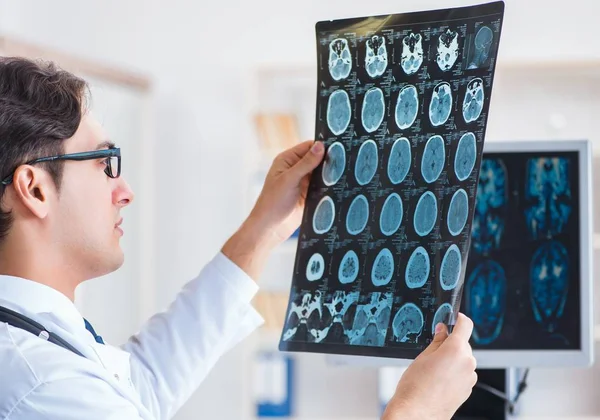 Doctor radiologist looking at x-ray images — Stock Photo, Image