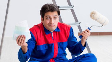 Boyama işi için renkleri eşleştirmeye çalışan genç ressam