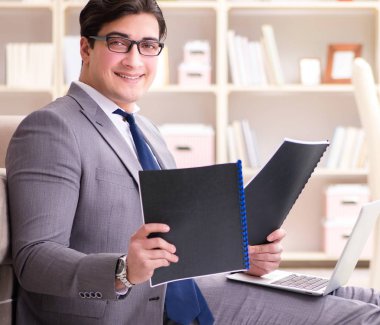 İş adamı evde yerde çalışıyor.