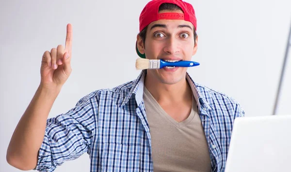 Joven contratista pintor eligiendo colores para la renovación del hogar — Foto de Stock