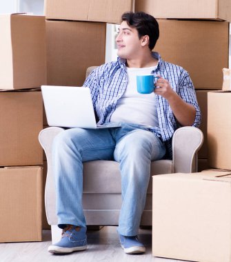Genç adam kutularla yeni eve taşınıyor.