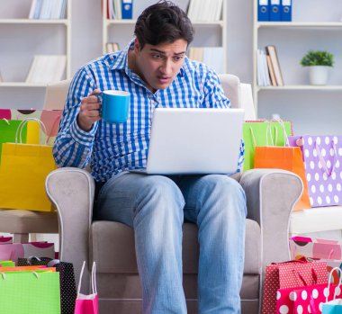 Evden alışveriş yaptıktan sonra genç adam.