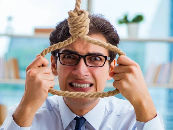 Ongelukkige zakenman die denkt zichzelf op te hangen in het kantoor — Stockfoto