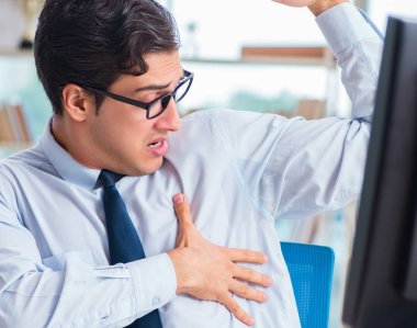 İş adamı aşırı terlemekten muzdarip.