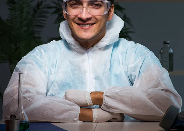 Junge männliche Labor-Chemiker spät in der Nacht in Überstunden — Stockfoto