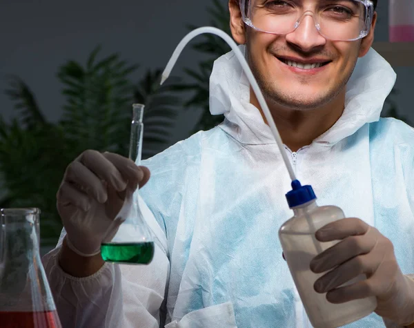 Młody mężczyzna chemik laboratoryjny późno w nocy w godzinach nadliczbowych — Zdjęcie stockowe