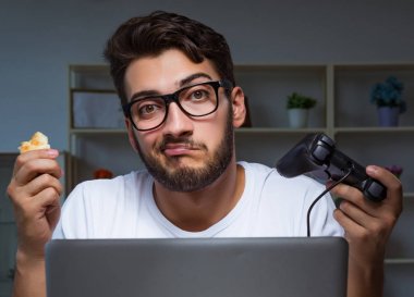 Genç adam ofiste saatlerce oyun oynuyor.