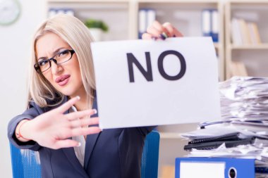 Masasında mesajı olan bir iş kadını.