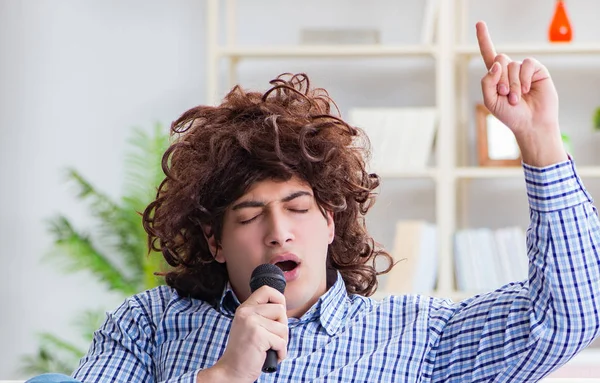 Uomo divertente che canta canzoni nel karaoke a casa — Foto Stock