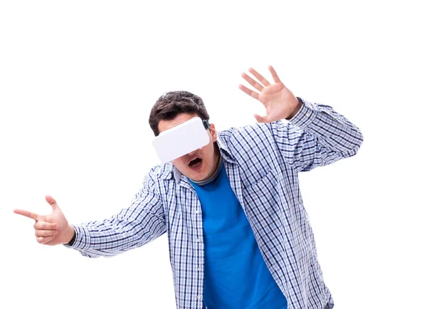 Mladý muž nosí virtuální realita VR brýle — Stock fotografie
