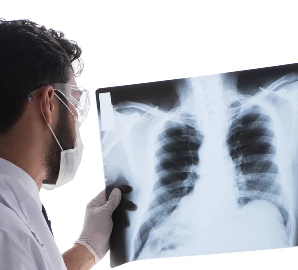 Jeune médecin regardant des images radiographiques isolées sur blanc — Photo