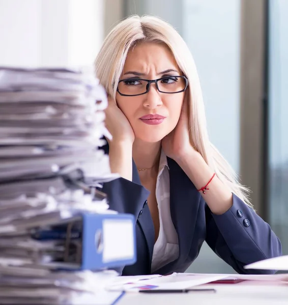 Занятая деловая женщина, работающая в офисе за столом — стоковое фото