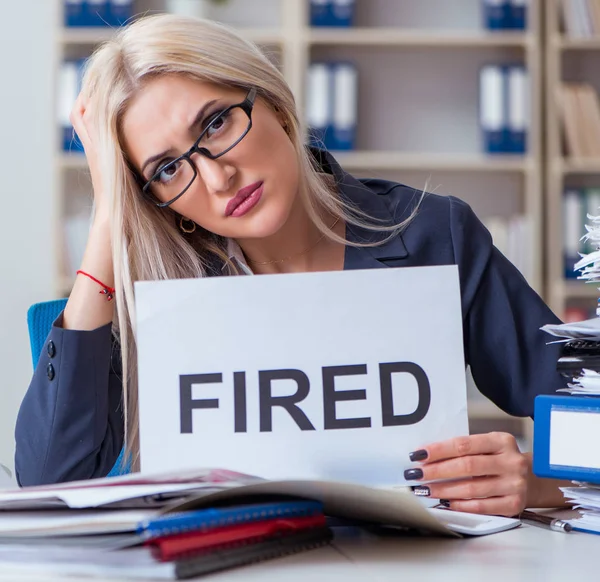 Businesswoman with message in office at desk — Stock Photo, Image