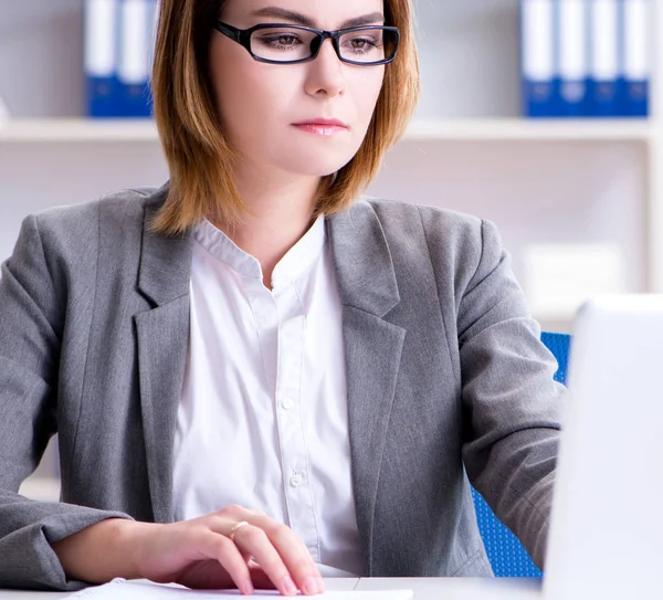 Geschäftsfrau arbeitet im Büro — Stockfoto