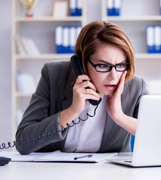 Geschäftsfrau arbeitet im Büro — Stockfoto