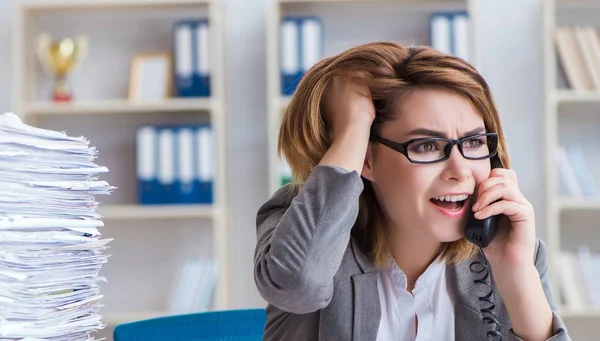 Geschäftsfrau arbeitet im Büro — Stockfoto