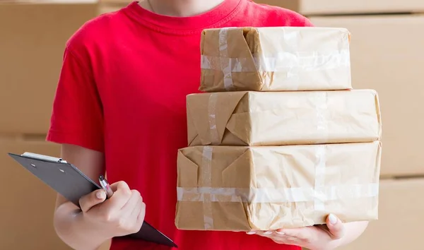 Junge Frau arbeitet im Paketverteilzentrum — Stockfoto