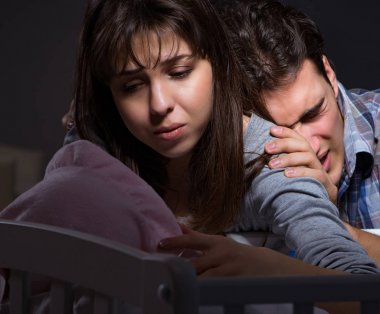 Genç ebeveynler geceleri yeni doğmuş bebekle uykusuz kalıyor.