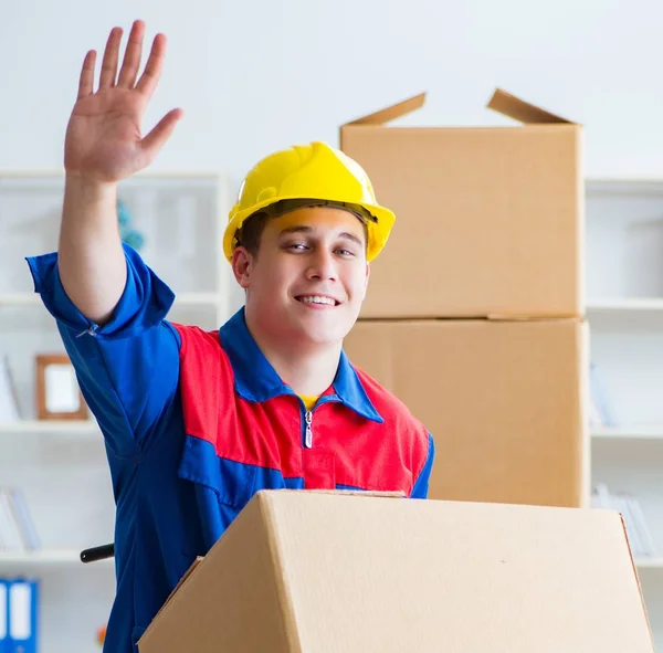 Junger Mann arbeitet im Umzugsservice mit Kisten — Stockfoto