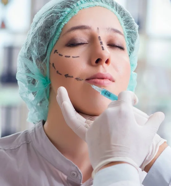 Chirurg plastyczny przygotowujący się do operacji na kobiecej twarzy — Zdjęcie stockowe