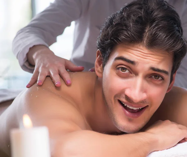 Joven hombre guapo durante el procedimiento de spa —  Fotos de Stock
