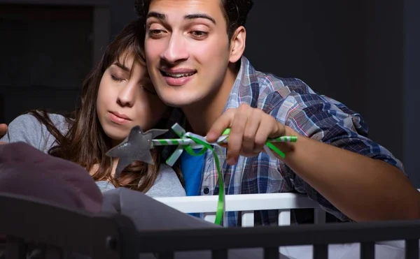 Padres jóvenes sin dormir con bebé recién nacido por la noche — Foto de Stock