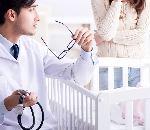 Médico explicando a madre joven — Foto de Stock