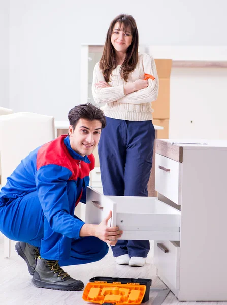 女性監督下で家具を組み立てる請負業者の修理工 — ストック写真