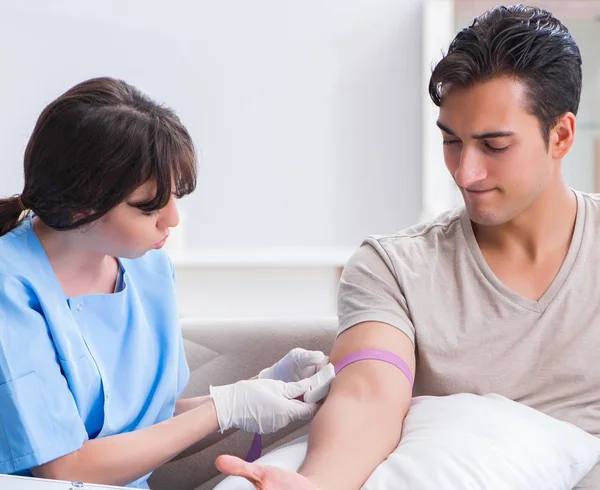 Paciente recibiendo transfusión de sangre en clínica hospitalaria — Foto de Stock