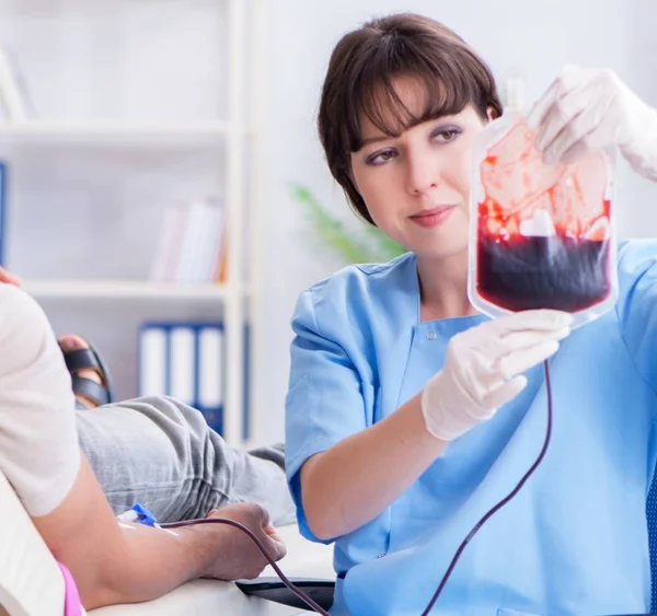 Patient bekommt Bluttransfusion in Klinik — Stockfoto