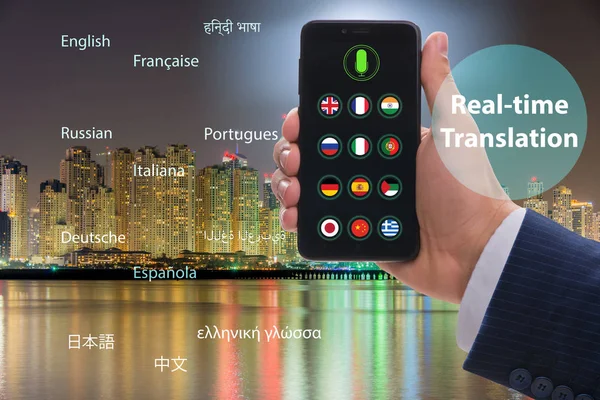 Concept van real-time vertaling met smartphone app — Stockfoto