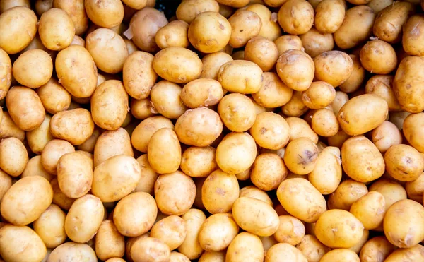 Batatas em exibição no mercado — Fotografia de Stock