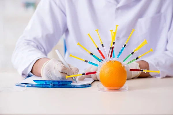 Experto en nutrición masculina probando productos alimenticios en laboratorio —  Fotos de Stock