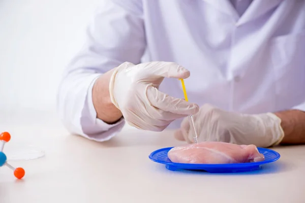 Experto en nutrición masculina probando productos alimenticios en laboratorio —  Fotos de Stock