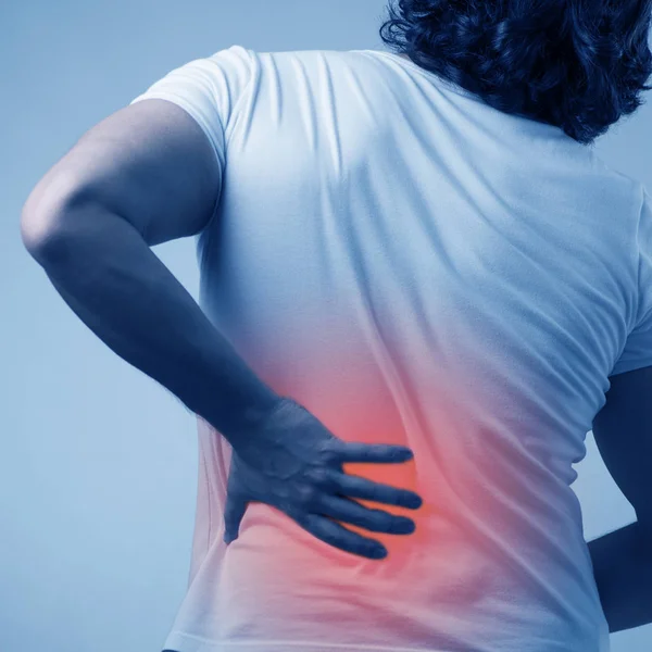 Homem que sofre de dor aguda na coluna vertebral — Fotografia de Stock