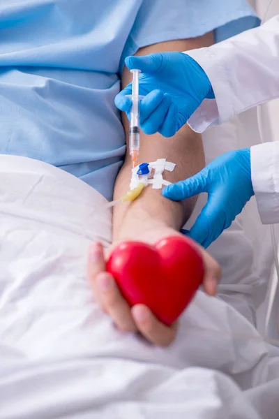 Paciente do sexo masculino recebendo transfusão de sangue na clínica hospitalar — Fotografia de Stock