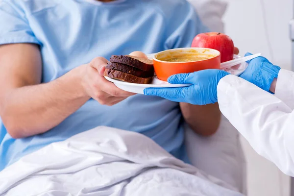 Άντρας ασθενής τρώει φαγητό στο νοσοκομείο — Φωτογραφία Αρχείου