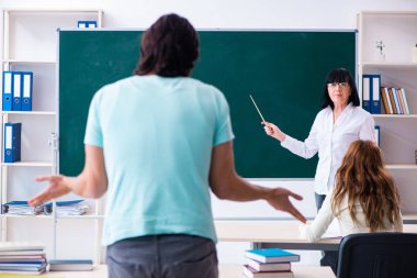 Eski öğretmen ve öğrenciler sınıfta. 