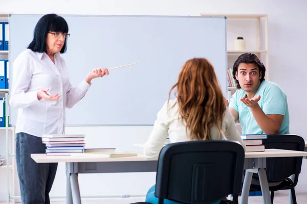 Gamla lärare och elever i klassrummet — Stockfoto